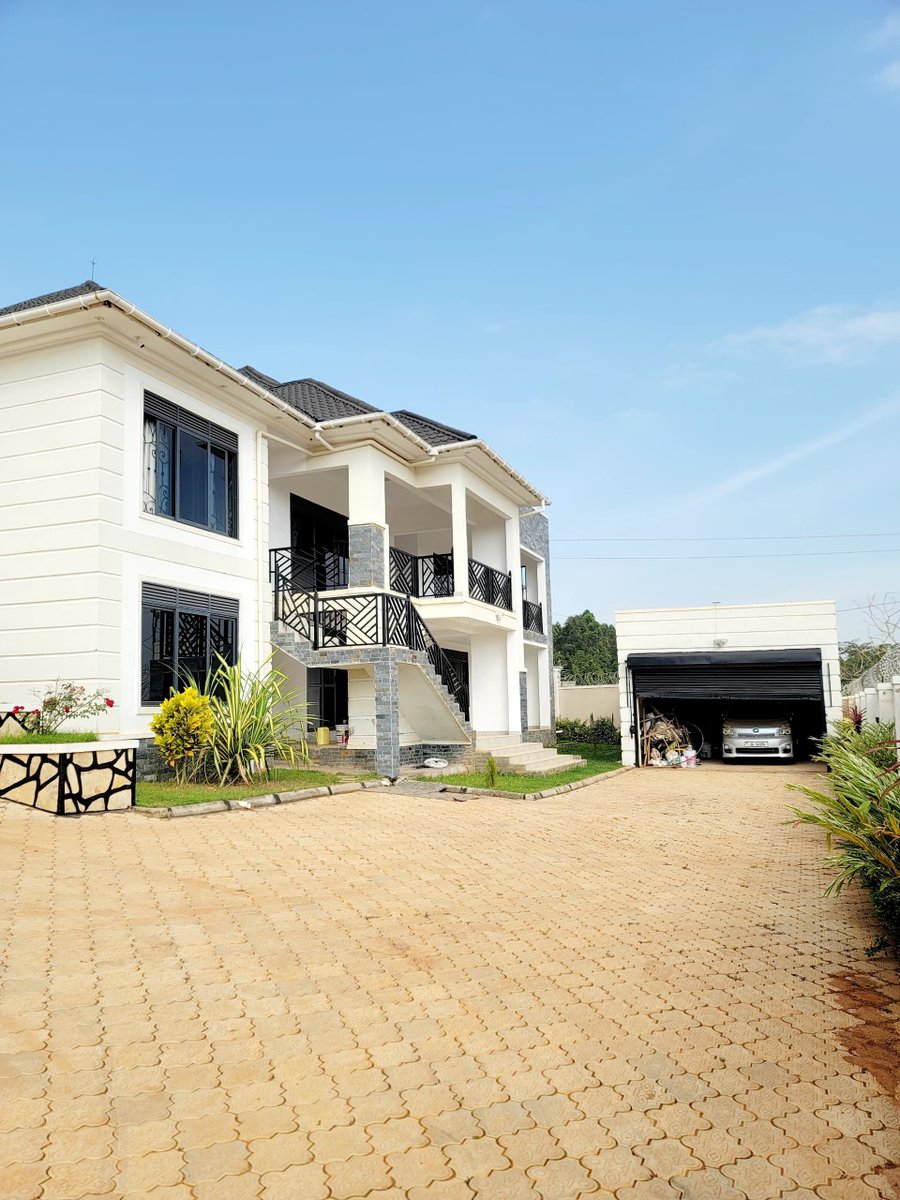 KMT_properties's tweet photo. BEAUTIFUL HOUSE FOR SALE
KITENDE KAGGA ON ENTEBBE ROAD
#5BEDROOMS, 2 SITTING ROOMS, DINING, KITCHEN AND GARAGE
SEATED ON #45DECIMALS WITH TITTLE
SELLING AT #530M UGX NEGOTIABLE. Whatsapp or call 0786396665 https://t.co/5miraoj2te