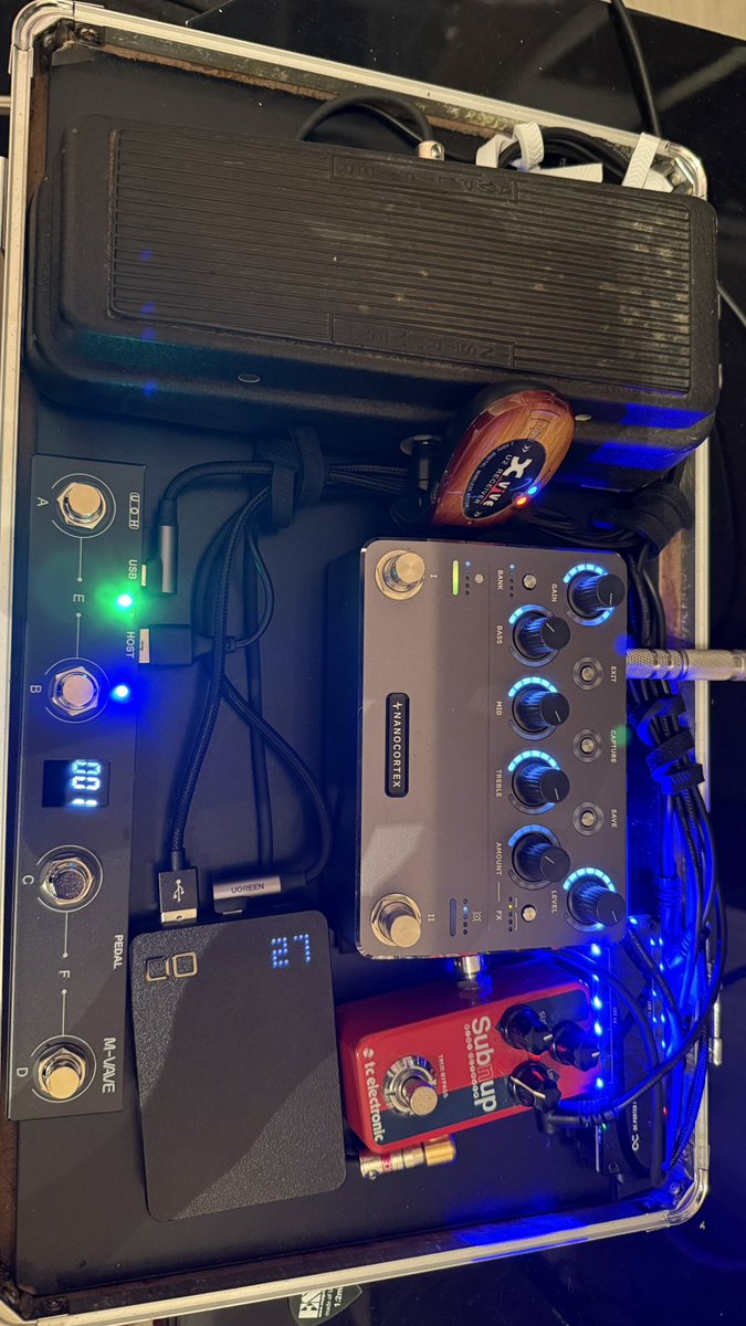 taisuke0318's tweet photo. 実は先月にMNGしてみまして

neuralDSPのnano cortex

すごく小さいのに音はパワフル

ついでにモバイルバッテリーで全機材に供給できるようにしてみたり

これで荷物は少なくなるしセッティングや転換もスムーズにいきます🌪️

#ギロチン軽量化計画 https://t.co/37koaVhyEE