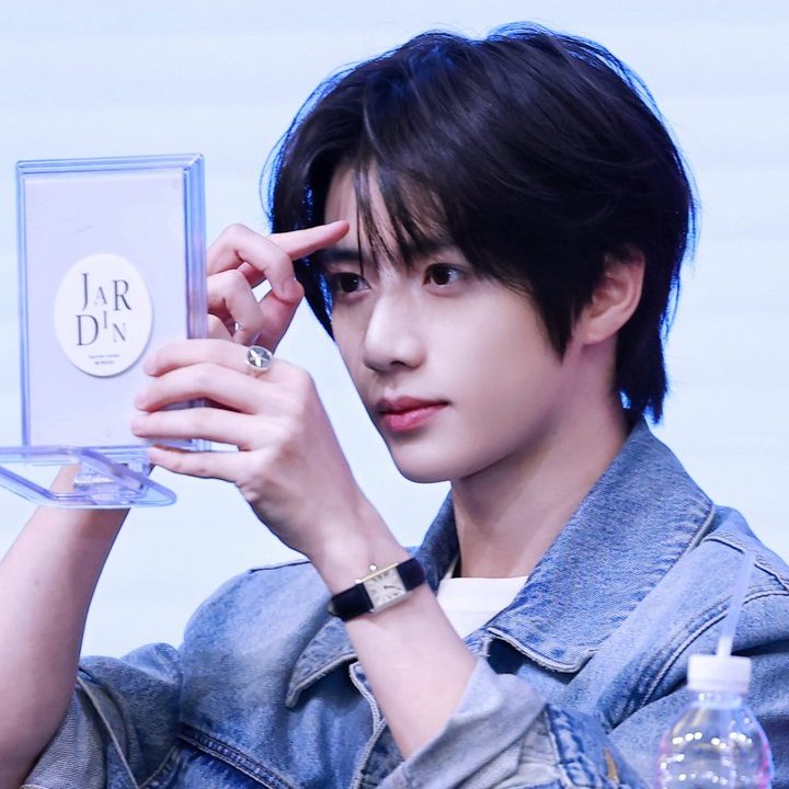 ghostingsoobin's tweet photo. pretty boy checking himself in the mirror ♡ https://t.co/QoaGrHutvt