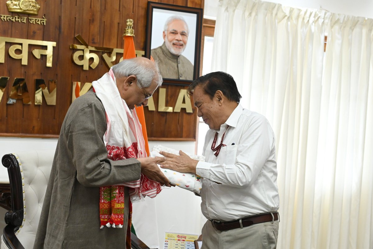 KeralaGovernor's tweet photo. Shri Longki Phangcho, IAS (Retd.), Member, North Eastern Council, Government of India, called on the Hon'ble Governor Shri Rajendra Vishwanath Arlekar at Lok Bhavan today. https://t.co/teRZSftfCZ