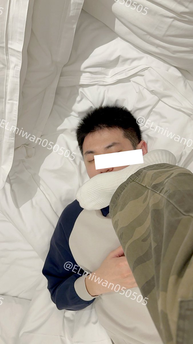 ELmiwan050505's tweet photo. 44码白嫩大脚脱鞋袜全记录！Bro的脚型堪称完美，又白又嫩觊觎已久，既然呼噜震天，就别怪我上下其手了！有后续！有tk针灸等诸多项目，转发解锁更多内容😉（剪视频实在是太麻烦了，我努力日更🥹） https://t.co/4T54MqZiXV