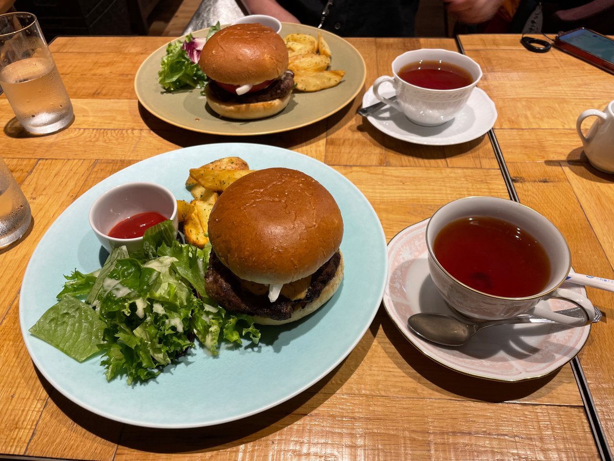 kinoboriyagi's tweet photo. 関西の友達と名古屋で合流して、ノリタケの森で絵付け体験してきた。ツルツルの皿に陶磁器用の上絵の具を乗せるのが難しいのなんの。頑張って描いた下絵が事故で消えるなどの心温まるハプニングもありつつ、2時間半粘って描いたぞ！ 1ヶ月後が楽しみ！ https://t.co/37lpI1QX8e