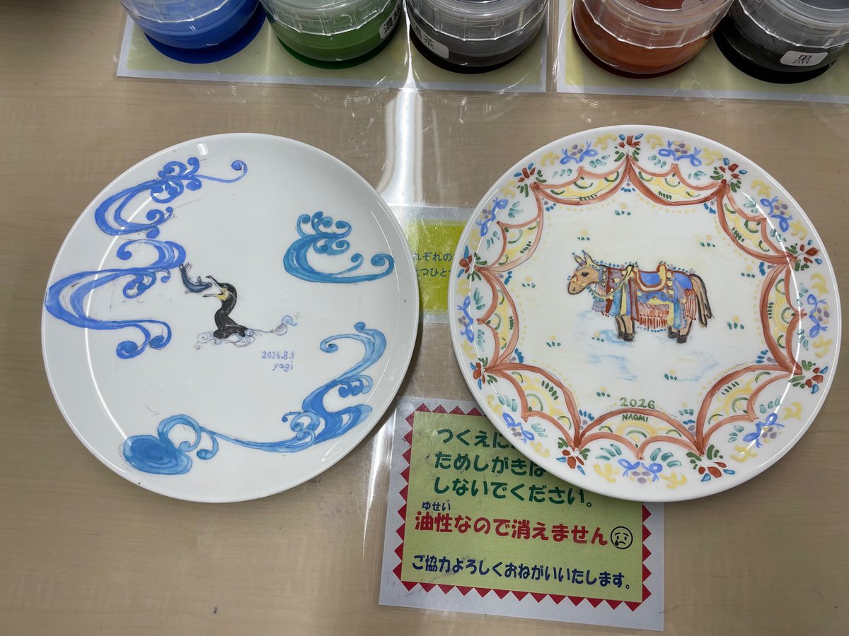 kinoboriyagi's tweet photo. 関西の友達と名古屋で合流して、ノリタケの森で絵付け体験してきた。ツルツルの皿に陶磁器用の上絵の具を乗せるのが難しいのなんの。頑張って描いた下絵が事故で消えるなどの心温まるハプニングもありつつ、2時間半粘って描いたぞ！ 1ヶ月後が楽しみ！ https://t.co/37lpI1QX8e