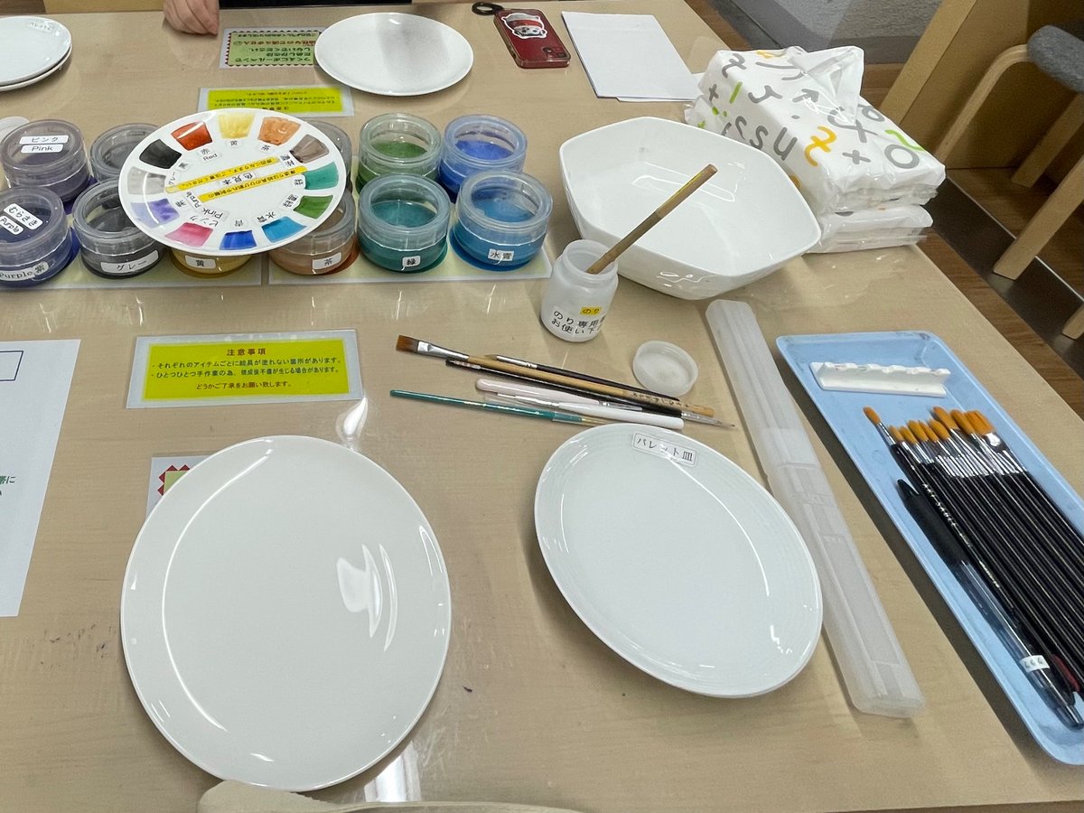 kinoboriyagi's tweet photo. 関西の友達と名古屋で合流して、ノリタケの森で絵付け体験してきた。ツルツルの皿に陶磁器用の上絵の具を乗せるのが難しいのなんの。頑張って描いた下絵が事故で消えるなどの心温まるハプニングもありつつ、2時間半粘って描いたぞ！ 1ヶ月後が楽しみ！ https://t.co/37lpI1QX8e