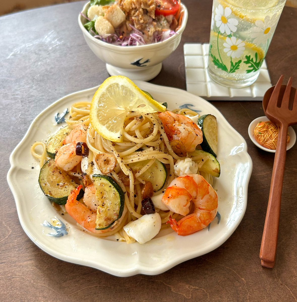 redbeanjam1210's tweet photo. えびとズッキーニのオイルチーズパスタを作りました🍝
旨みを吸ったズッキーニが美味しい🤤 https://t.co/zXyrH7LBJE