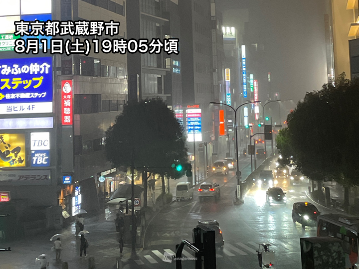 wni_jp's tweet photo. ＜東京は今日も雷雨＞
関東は今日8月1日(土)も大気の状態が不安定で、18時頃から東京都心で雨雲が急発達し、連日の雷雨となっています。
21時頃までは雨雲の発生しやすい状況が続く見通しです。
https://t.co/wE75YsD5Og https://t.co/qW8IFsjD8t