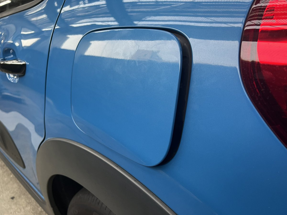 c3_take's tweet photo. 給油口のフタ
壊れた…
閉まらない

#citroenc3
#citroen https://t.co/pKzG83DDxp