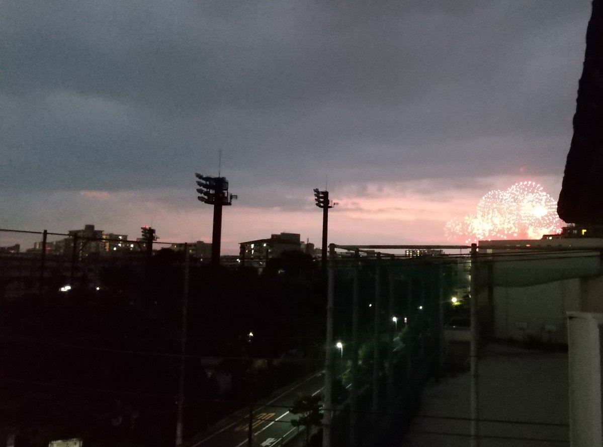 j8614j's tweet photo. ベランダからいたばし花火大会見る。混雑知らず🎆🎆 https://t.co/UkNDybaFiS