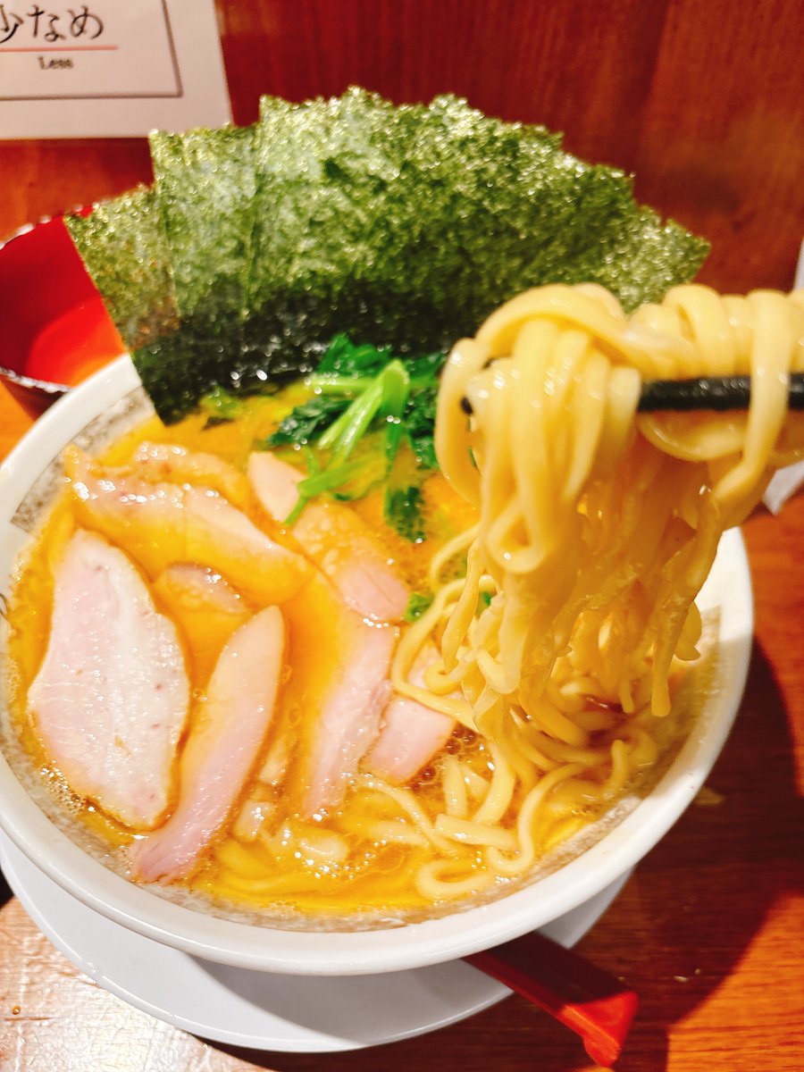 dayson4649's tweet photo. 荻窪にて、麺家龍～Ryo～🍜チャーシューメン+大ライス❌3➕生卵❌3🍥　

2軒目飲んだ後🍜
ﾒﾝﾔﾜﾒ、ｱﾌﾞﾗｵｵﾒ❗️
酒井製麺が黄金スープと相性バッチリ💯
燻製チャーシューは美味すぎ😍👍
いつも通りチャーシュー❌3TPにしようと思ったら券売機✖︎💦
この超絶美味い🍜に🍚が止まらない😭
3杯で我慢しました🫶
相変わらず最高に美味しかった🤤
ご馳走様でした🎵
#荻窪家系ラーメン
#麺家龍