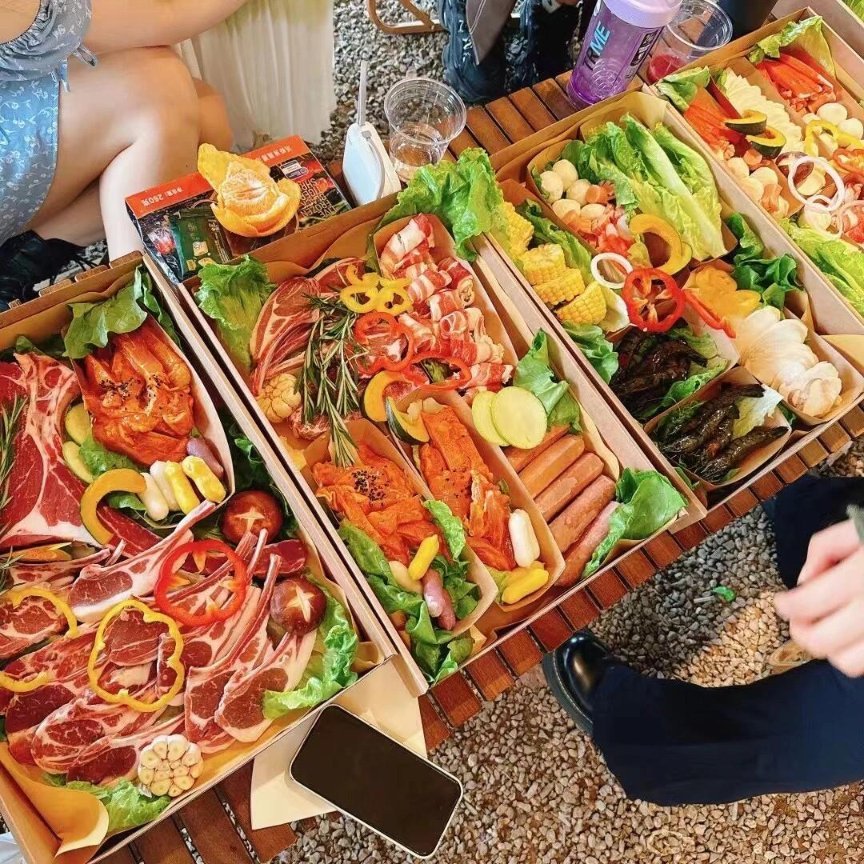 Limyi90's tweet photo. We went camping with friends this weekend and prepared a ton of food—skewers of meat and seafood! We sat on chairs, grilling and chatting, and it felt so relaxing. Enjoying a leisurely meal outdoors today was incredibly satisfying!🥰 https://t.co/vjtO5ARR3I