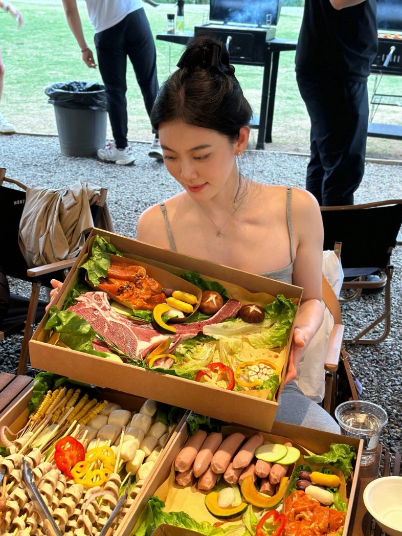 Limyi90's tweet photo. We went camping with friends this weekend and prepared a ton of food—skewers of meat and seafood! We sat on chairs, grilling and chatting, and it felt so relaxing. Enjoying a leisurely meal outdoors today was incredibly satisfying!🥰 https://t.co/vjtO5ARR3I