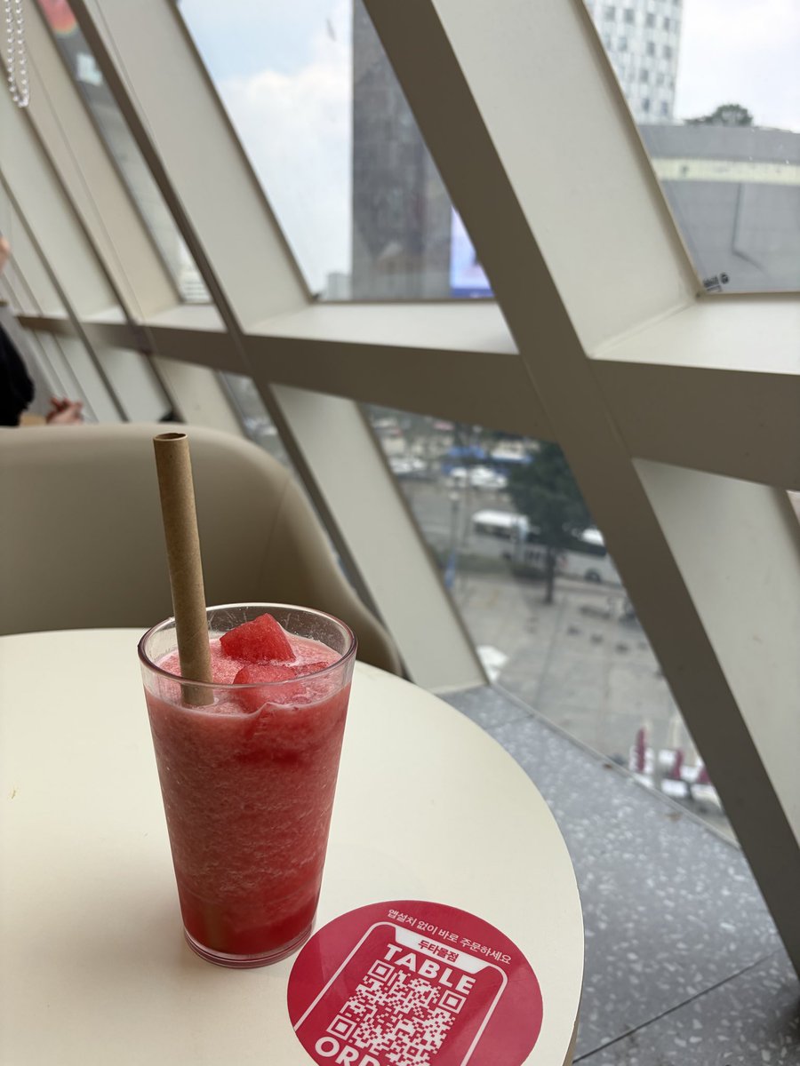 NoraHtml041's tweet photo. 絶賛ダウンタイム中とは言え他の過酷な手術と比べたら格段に楽なダウンタイムなので行けそうな所とか薬局とかバス使って巡ってましたがいかんせん昼間が暑すぎるんだが🍉ジュースは美味しかった https://t.co/bFgP9qr6FZ