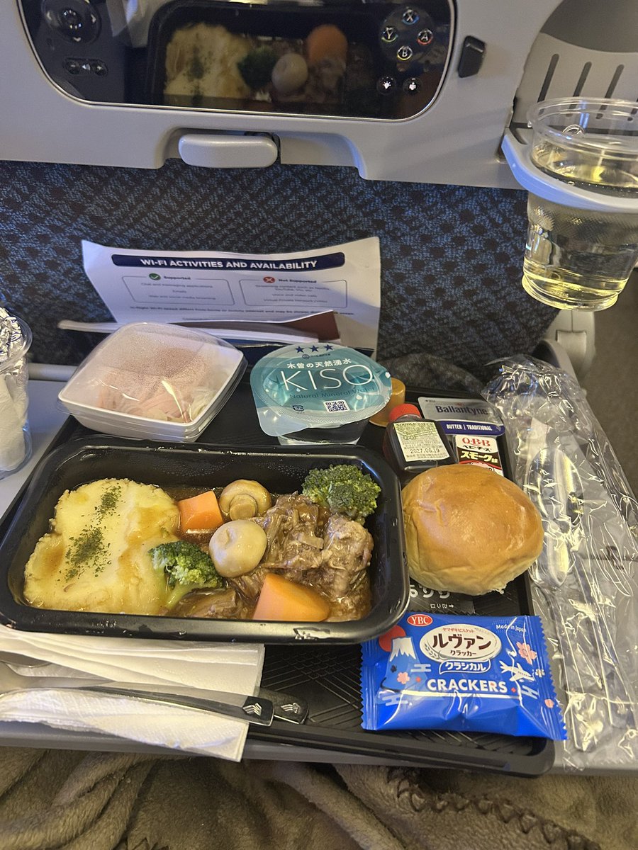watashidayo3333's tweet photo. やばい腹だけ以上に減る病だから5分で機内食食べ終えてしまった（美味しい） https://t.co/0wogYh88w5