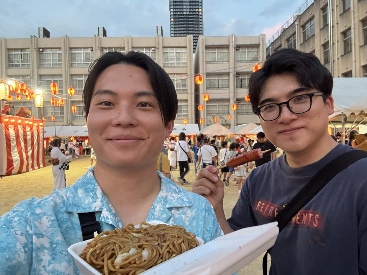 ryoichilaw_k's tweet photo. フランクフルトを食べているガタイのいいメガネの男性はぎょうぶの澤畑と言います https://t.co/ugr6EqJUSk