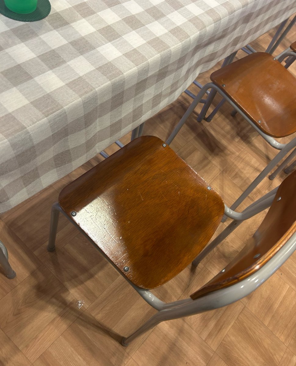 MEEI_chan_'s tweet photo. 黒板アート凄かった
あと絵？ボード？を学校の机と椅子を積み重ねた上に飾ってたり、喫茶かるであの机と椅子が学校のやつでなんか感動した
このイス久々に座ったわ
#FGO 
#FGOカルデア学園祭 https://t.co/8fKyssdsAo