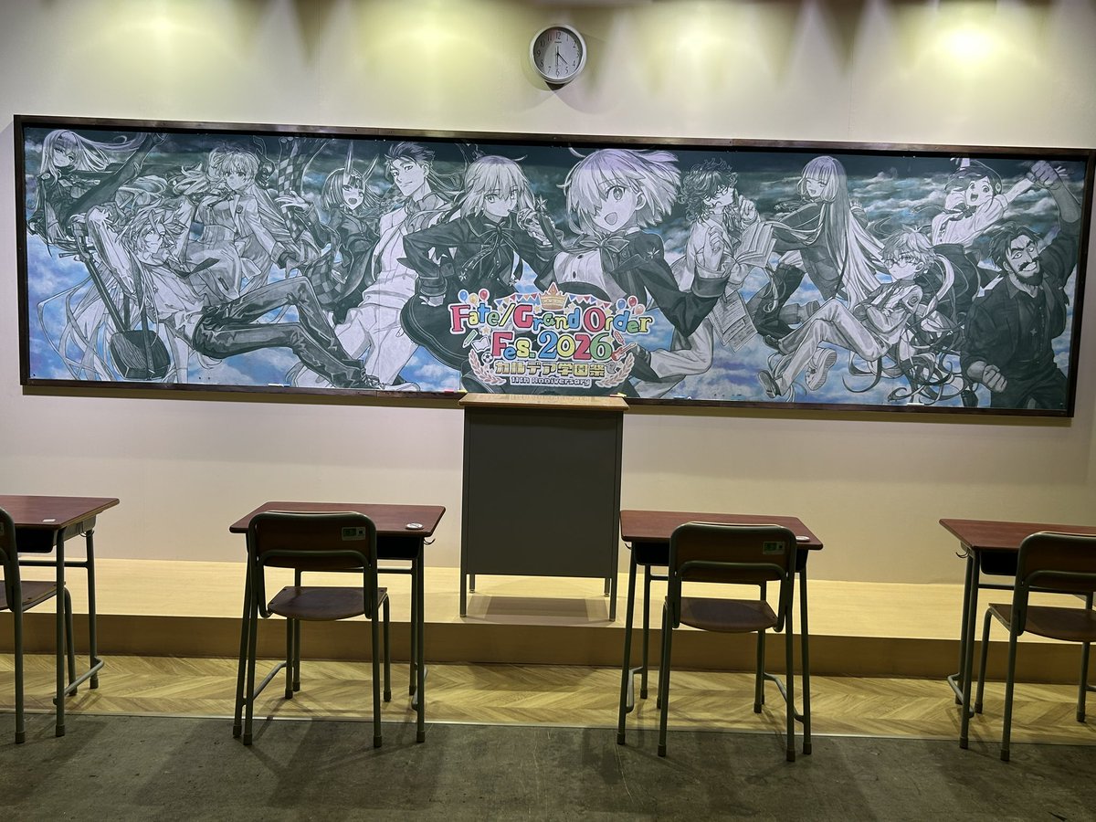 MEEI_chan_'s tweet photo. 黒板アート凄かった
あと絵？ボード？を学校の机と椅子を積み重ねた上に飾ってたり、喫茶かるであの机と椅子が学校のやつでなんか感動した
このイス久々に座ったわ
#FGO 
#FGOカルデア学園祭 https://t.co/8fKyssdsAo