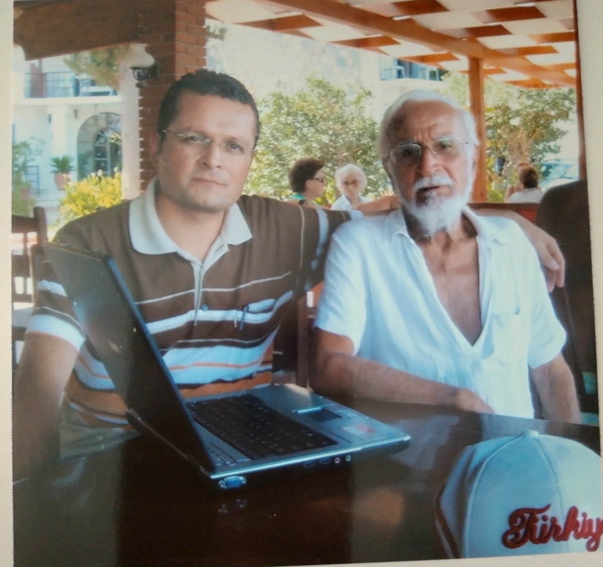 ucarfuat35's tweet photo. Kişisel arşivimden.
10 Eylül 2006. Rahmetli Prof. Dr. Reha Oğuz Türkkan ile Bodrum Gölköy'deki yazlığında ilk kitabım DIŞ TÜRKLER hakkında görüş ve önerilerini almak için ziyaret etmiştim. Hem yakın bir konukseverlik göstermiş hem de kitaba TAKDİM yazmıştı. Allah rahmet eylesin. https://t.co/Aiw6FHWQX2