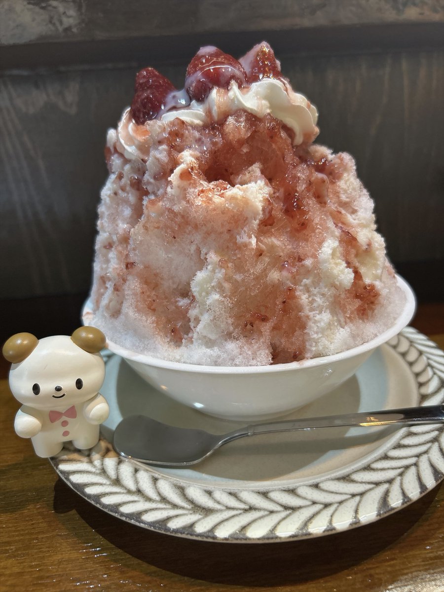 Ayumilf's tweet photo. 今日は姉と久々の月のカフェ。楽しみにしてたかき氷🍧いちご！美味しいー😋ショートケーキを食べているかのよう🥰コーヒー味ももらったけど、こっちもおいしー！そして、今日から始まった？気まぐれメニューも半分個しました。お腹いっぱい満たされて愚痴もきいてもらって、又明日からがんばろ👍 https://t.co/aeBrgfTdqZ