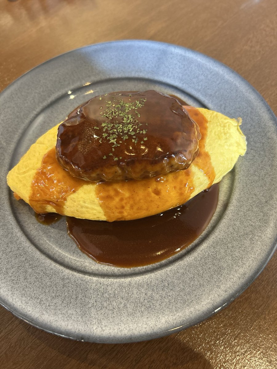 Ayumilf's tweet photo. 今日は姉と久々の月のカフェ。楽しみにしてたかき氷🍧いちご！美味しいー😋ショートケーキを食べているかのよう🥰コーヒー味ももらったけど、こっちもおいしー！そして、今日から始まった？気まぐれメニューも半分個しました。お腹いっぱい満たされて愚痴もきいてもらって、又明日からがんばろ👍 https://t.co/aeBrgfTdqZ