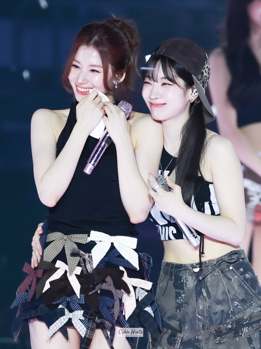 cyanhints10201's tweet photo. 260712 KSPO DOME day3

🫳🏻💜🤍

#트와이스 #トゥワイス #TWICE                    
#사나 #サナ #Sana
@JYPETWICE https://t.co/XBRUysDc3s