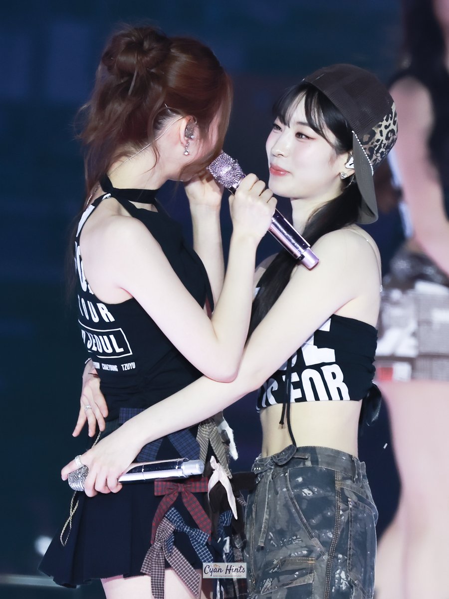 cyanhints10201's tweet photo. 260712 KSPO DOME day3

🫳🏻💜🤍

#트와이스 #トゥワイス #TWICE                    
#사나 #サナ #Sana
@JYPETWICE https://t.co/XBRUysDc3s