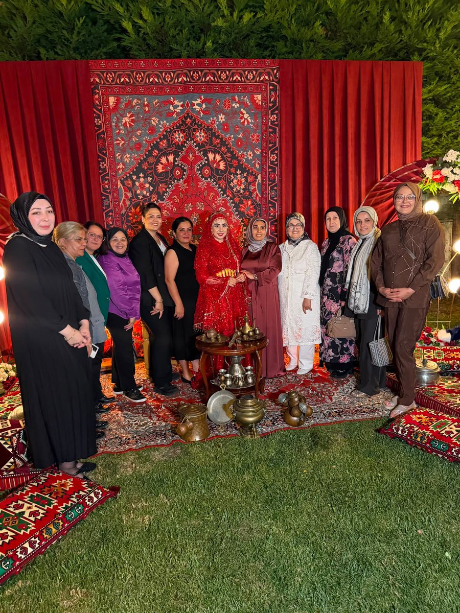 AvSulenur's tweet photo. Belediye Başkan Yardımcımız Sayın Hasan Günden’in kıymetli kızı Hilal’in kına merasimine katılarak mutluluklarına ortak olduk.

Genç çiftimizi tebrik ediyor, ömür boyu sağlık, huzur ve mutluluk diliyoruz. Rabbim birlik ve beraberliklerini daim eylesin. Allah tamamına erdirsin. https://t.co/YcnNCqrCeb