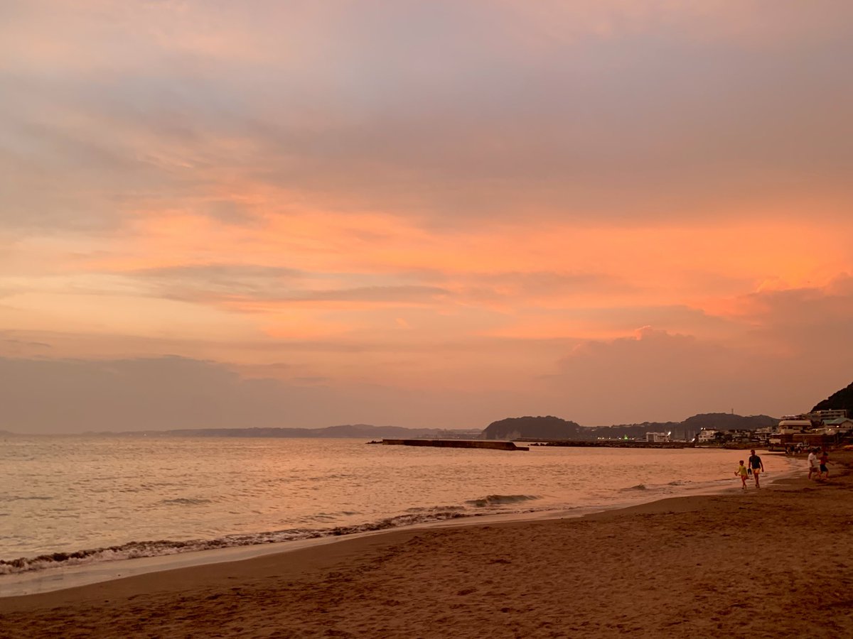 hayamaumisora's tweet photo. 土曜日の夕暮れ…
森戸海岸… https://t.co/W5kCZO1jA0