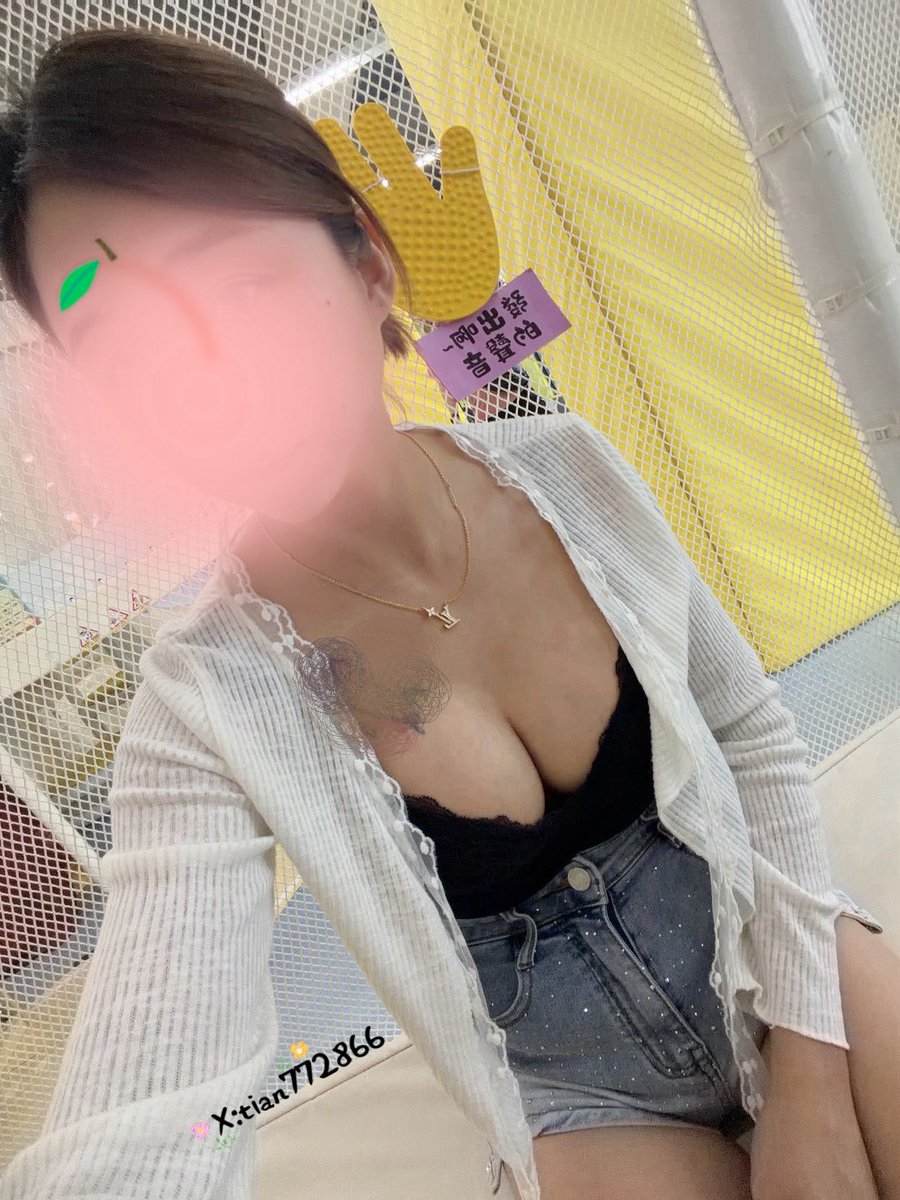 tian772866's tweet photo. 幫我認真看看
後面那個字卡上面的字是什麼👀

怎麼會在小朋友遊樂區，
看到媽媽的……心聲😈❓

#單男
#南部夫妻
#同房換不換
#夫妻情侶聯誼 https://t.co/KqtS6mjORB