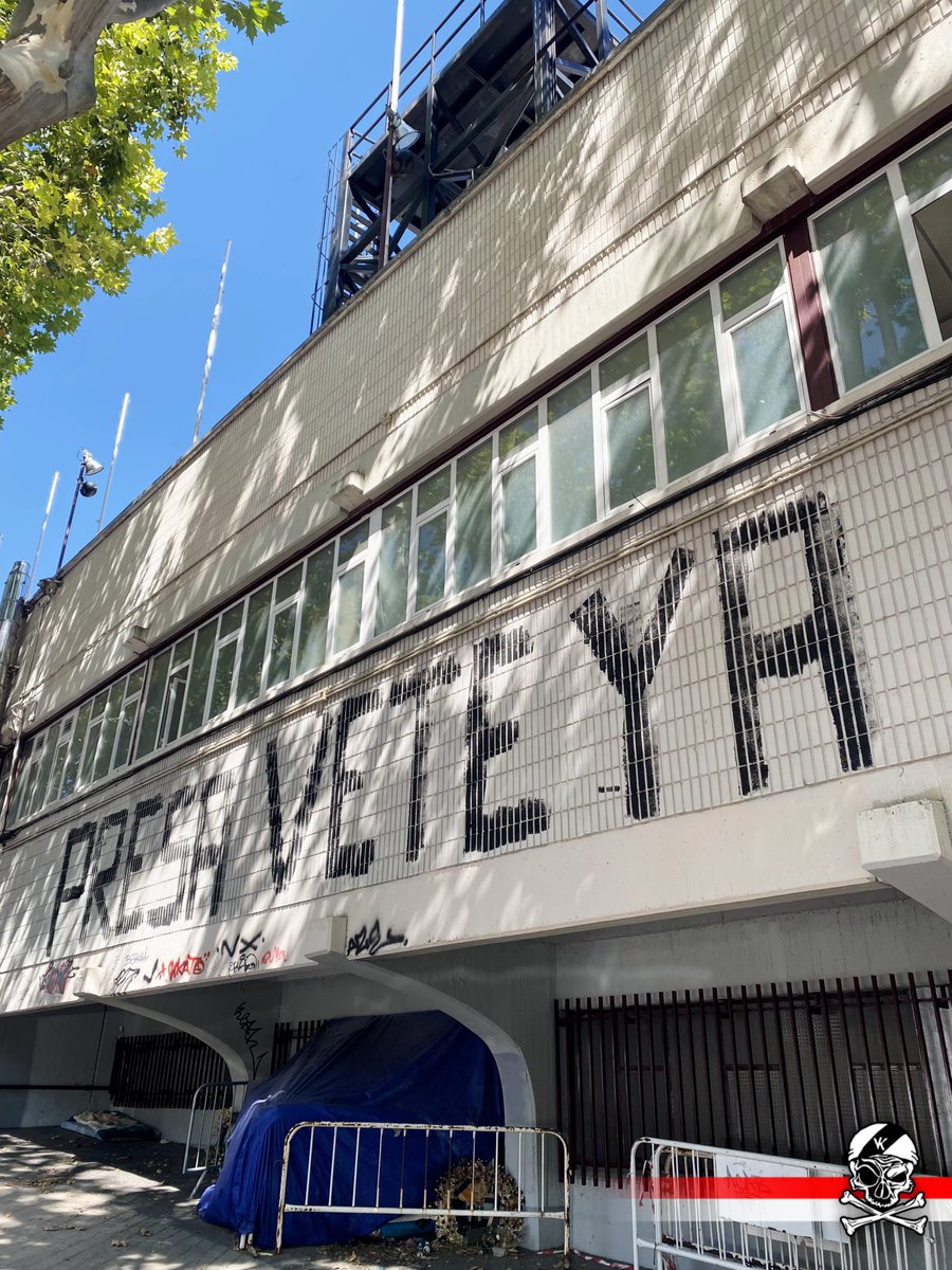 bukaneros92's tweet photo. @RayoVallecano, ¿hay alguien ahí?

4 días después de que estallase la mayor crisis de los últimos 15 años, ¿no tenéis nada que decir?

PRESA VETE YA.

Lo desea el barrio y el Rayismo.
Lo necesita el Club. https://t.co/keTHnXymRK