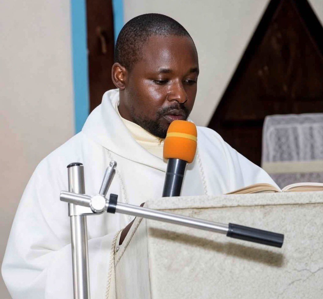 herqles_es's tweet photo. 🇳🇬 | Asesinado el padre Samuel Opeyemi, sacerdote católico, apuñalado hasta la muerte en Nigeria. https://t.co/lnKNEET67w