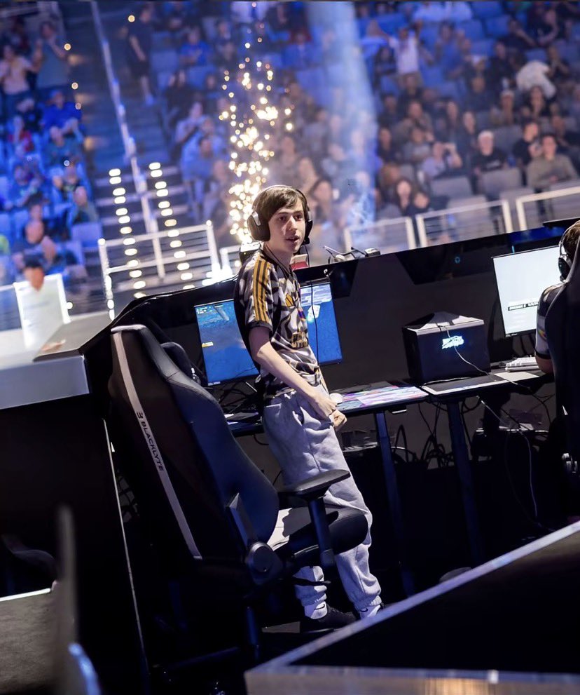 marcuzfn6's tweet photo. we need this peterbot &amp; this pollo today https://t.co/iqk9jgJBcn