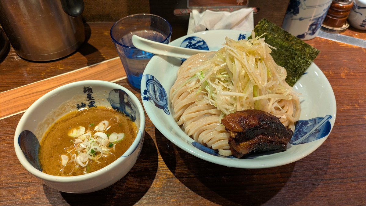 dragon_Btype's tweet photo. 「備忘録」今日の一杯(上げ忘れ)

神田　麺屋武蔵神山
千住葱濃厚つけ麺(3倍)

先日、麺2倍をペロリとイケたので今日は3倍で。
その麺の丘にそびえる千住葱の山たるや、風景画のような美しさ。
千住葱の特徴的な甘みとシャキシャキ感がいいアクセント。
#神田
#ラーメン
#つけめん https://t.co/hQI9SDz91f