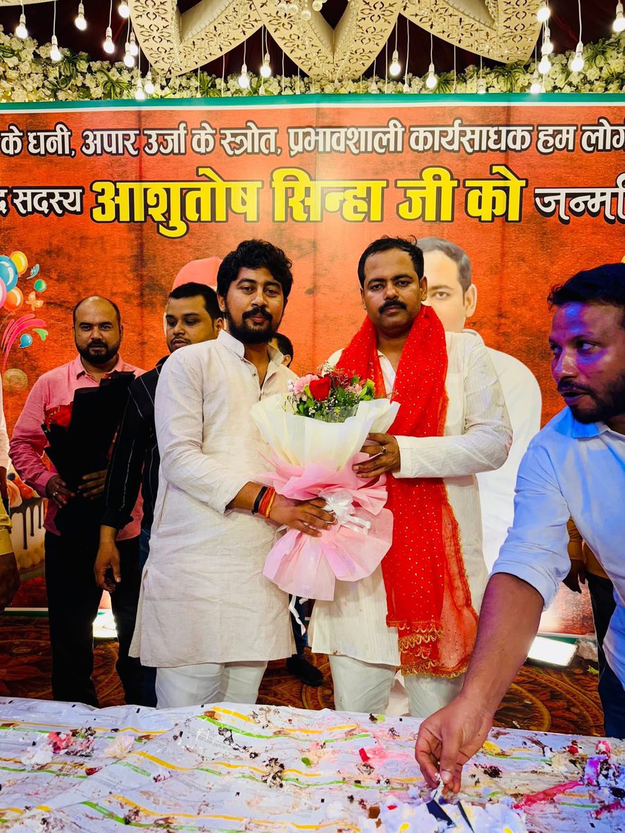 adhyakshSandeep's tweet photo. वाराणसी खण्ड के स्नातक #एमएलसी बड़े भाई @AshutoshMLC जी को जन्मदिन की बहुत-बहुत बधाई व शुभकामनाएँ!
बाबा विश्वनाथ जी आपको दीर्घायु व शतायु बनाये! https://t.co/yq5kvEShxB