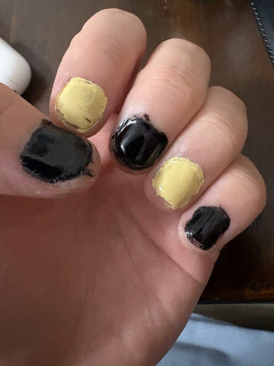 S0mnic's tweet photo. Tried painting my nails for the first time! https://t.co/aoIb7bl275