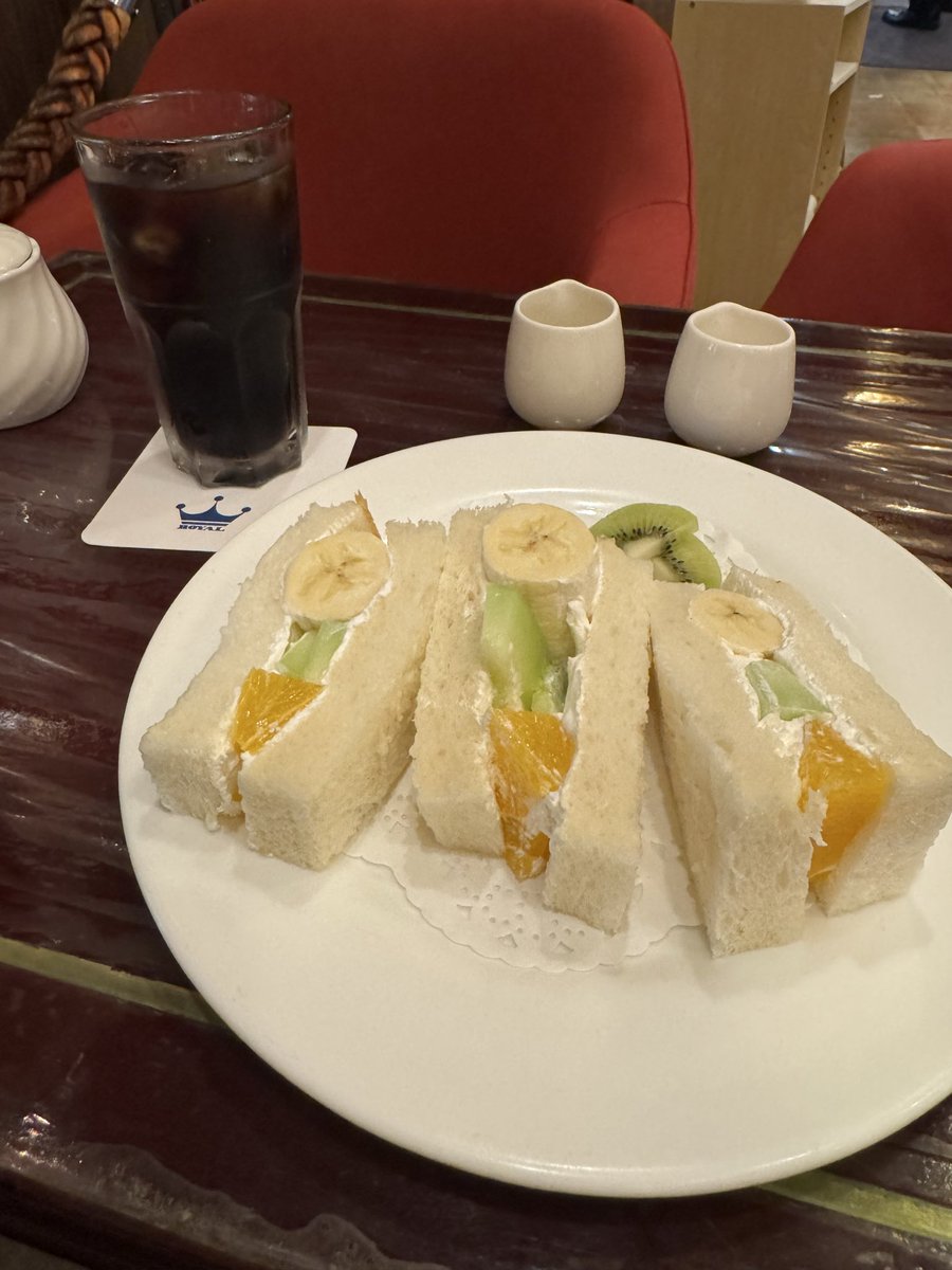 AkioTsuna's tweet photo. ローヤルのフルーツサンド
純正の生クリームが
甘すぎず、
ふわっとしたパンと合わせて
絶妙
#フルーツサンド
#ローヤル
#純喫茶 https://t.co/vbwKGbvIXT