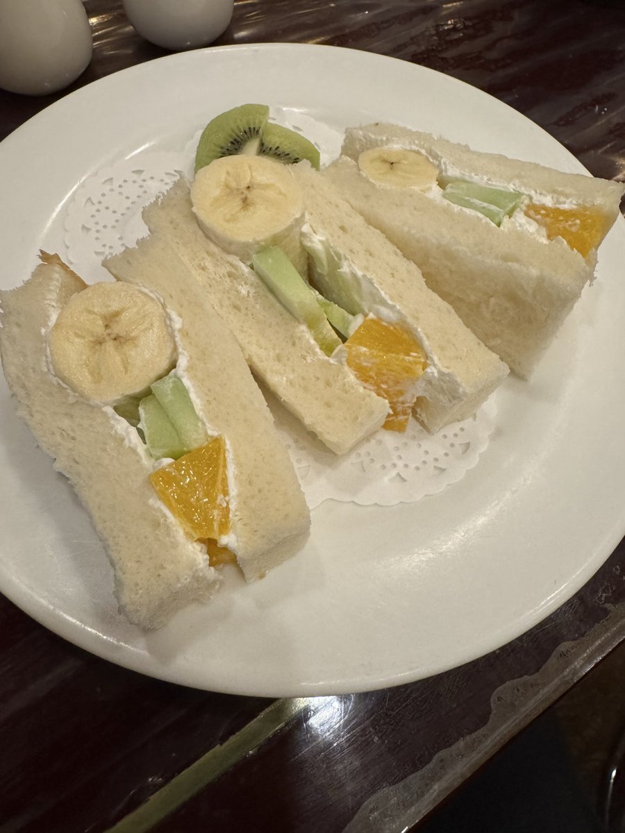AkioTsuna's tweet photo. ローヤルのフルーツサンド
純正の生クリームが
甘すぎず、
ふわっとしたパンと合わせて
絶妙
#フルーツサンド
#ローヤル
#純喫茶 https://t.co/vbwKGbvIXT
