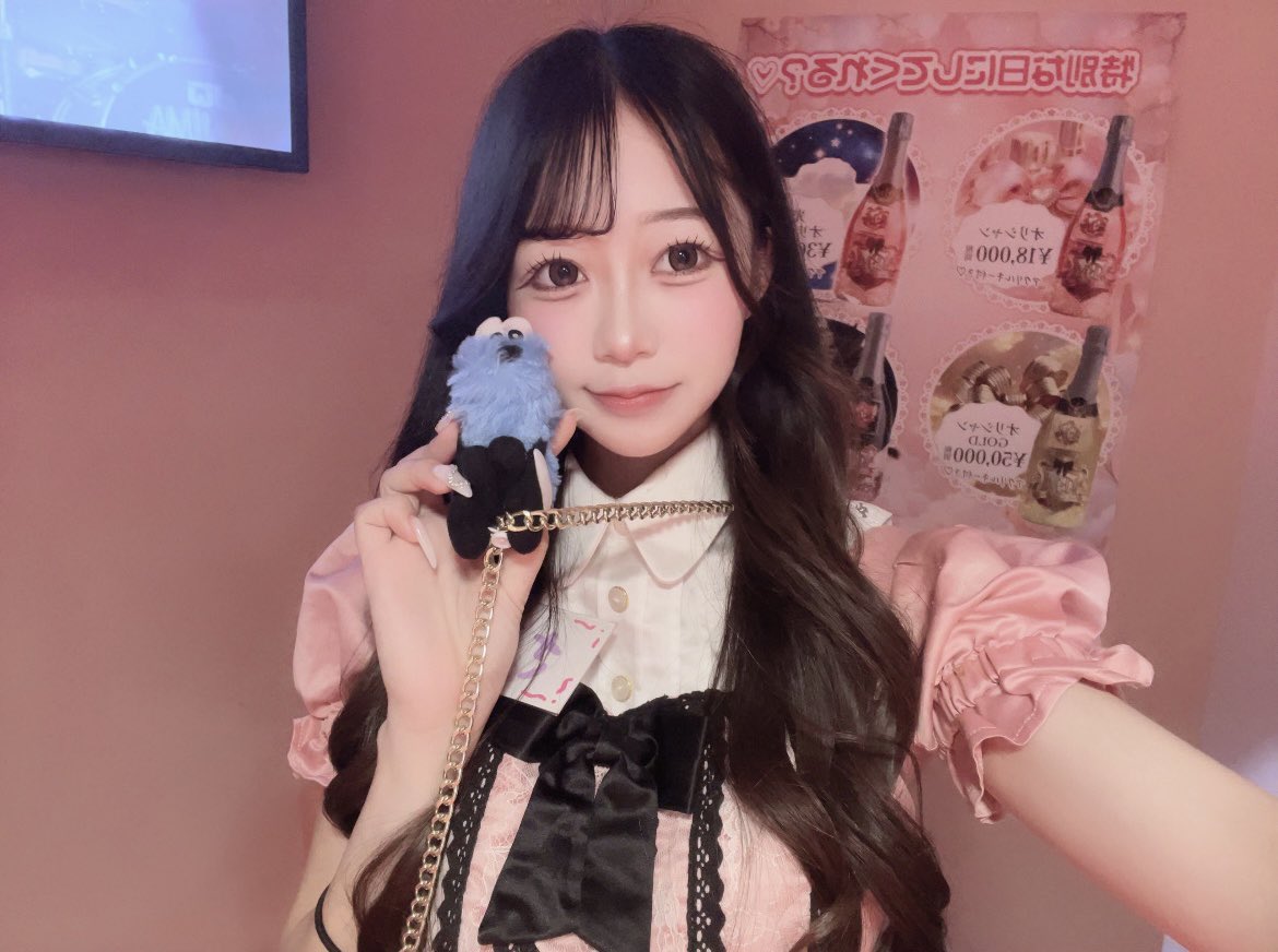 pinmon_u_sara_'s tweet photo. 今日から8月スタート🌻さっそくいます>⩊<

7月も沢山会いに来てくれてありがとう🥲♡お礼はまた改めて😌🙏🏼

8月はさらのバースデー月間です！！お祝いしに来てくれると嬉しいなᴗ̥̥ .̼ ᴗ̥♡

 #大阪 #梅田 #コンカフェ #会える屋さん #コンカフェ営業 https://t.co/Fr9W1IArB3