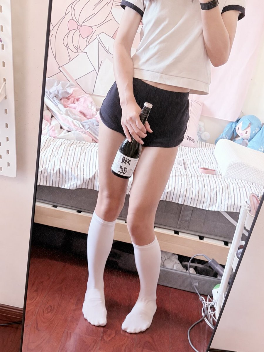 remon_QwQ's tweet photo. 大哥哥，大姐姐，一起来喝酒嘛？🍶

#体操服 #酒 #清酒 https://t.co/YJrGwQudPy