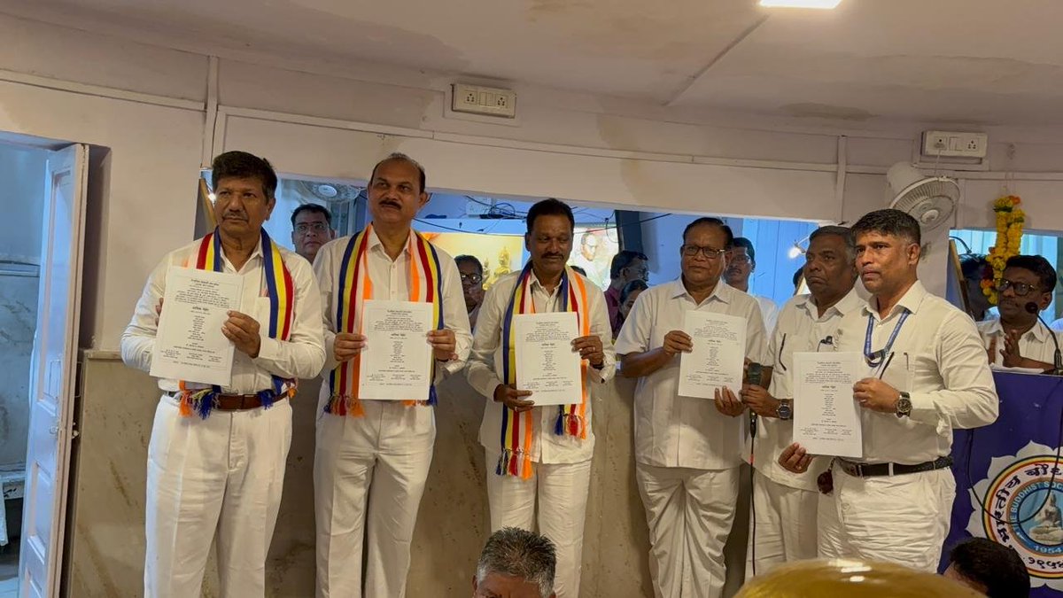 eprabuddhbharat's tweet photo. डॉ. भीमराव आंबेडकर यांच्या हस्ते चैत्यभूमी येथे गुरु पौर्णिमेनिमित्त वर्षावास प्रवचनमालिका, बौद्धाचार्य व पाली प्रशिक्षण शिबिराचे उद्घाटन

मुंबई : दि बुद्धिस्ट सोसायटी ऑफ इंडिया (भारतीय बौद्ध महासभा) यांच्या वतीने दरवर्षीप्रमाणे यंदाही गुरु पौर्णिमेच्या निमित्ताने आषाढ पौर्णिमा ते अश्विन पौर्णिमा या कालावधीत देशभर आयोजित करण्यात येणाऱ्या वर्षावास प्रवचनमालिका, बौद्धाचार्य व पाली प्रशिक्षण शिबिराचे उद्घाटन दि. २९ जुलै २०२६ रोजी मुंबईतील ऐतिहासिक चैत्यभूमी, दादर येथे अत्यंत उत्साहपूर्ण व धम्ममय वातावरणात पार पडले.

या कार्यक्रमाचे उद्घाटन डॉ. बाबासाहेब आंबेडकर यांचे नातू तसेच दि बुद्धिस्ट सोसायटी ऑफ इंडिया (भारतीय बौद्ध महासभा) चे ट्रस्टी व राष्ट्रीय कार्याध्यक्ष डॉ. भीमराव यशवंतराव आंबेडकर यांच्या हस्ते करण्यात आले.

यावेळी दि बुद्धिस्ट सोसायटी ऑफ इंडिया (भारतीय बौद्ध महासभा) च्या वार्षिक गॅझेट तसेच केंद्रीय कार्यकर्ता डायरीचे प्रकाशन डॉ. भीमराव यशवंतराव आंबेडकर यांच्या हस्ते करण्यात आले. त्यांच्या मार्गदर्शनानुसार धम्म, प्रज्ञा आणि करुणेचा संदेश जनसामान्यांपर्यंत पोहोचविण्याचा संकल्प यावेळी करण्यात आला.

आषाढ पौर्णिमेपासून अश्विन पौर्णिमेपर्यंत चालणाऱ्या या तीन महिन्यांच्या वर्षावास कालावधीत भगवान बुद्धांचा धम्म, प्रज्ञा, शील, करुणा आणि मानवतावादी विचार तळागाळातील समाजापर्यंत पोहोचविण्यासाठी विविध उपक्रम राबविण्यात येणार आहेत. तसेच सर्व कार्यकर्त्यांनी वर्षावास काळात उपोसथ व शाकाहारी भोजन करण्याचा संकल्प यावेळी करण्यात आला.

या कालावधीत संस्थेच्या देशभरातील विविध शाखा व प्रदेशांमध्ये विशेष धम्मप्रवचनांचे आयोजन करण्यात येणार आहे. यावेळी ट्रस्टी व केंद्रीय कार्यालय प्रमुख अॅड. डॉ. एस. के. भंडारे यांनी केंद्रीय वार्षिक गॅझेट, संस्थेच्या शाखा, पदाधिकारी, सभासद, केंद्रीय शिक्षक, बौद्धाचार्य, प्रशिक्षण शिबिरे व समता सैनिक दलाच्या कार्याची माहिती दिली. तसेच उत्कृष्ट कार्य करणाऱ्या १० शाखांची क्रमवारी जाहीर केली. यावेळी भन्ते विशुद्ध बोधी यांनी “गुरु पौर्णिमा व विश्वगुरू तथागत भगवान बुद्ध” या विषयावर मार्गदर्शनपर प्रवचन दिले.

या कार्यक्रमास भारतीय बौद्ध महासभेचे अनेक वरिष्ठ पदाधिकारी व मान्यवर उपस्थित होते. यामध्ये प्रामुख्याने कॅप्टन प्रवीण निखाडे (ट्रस्टी व विदेश सचिव), अॅड. डॉ. एस. एस. वानखडे (राष्ट्रीय सचिव व केंद्रीय प्रशिक्षण विभाग प्रमुख), बी. एम. कांबळे (राष्ट्रीय सचिव), भिकाजी कांबळे (राष्ट्रीय सचिव), समता सैनिक दलाचे डी. एम. आचार्य व रविंद्र इंगळे, अशोक केदारे (केंद्रीय कार्यालय सचिव व सरचिटणीस, महाराष्ट्र राज्य), भारतीताई शिराळ (केंद्रीय महिला विभाग सचिव), चांदताई कासले (मुंबई प्रदेश अध्यक्षा महिला), सुजाता कांबळे (सरचिटणीस, महाराष्ट्र महिला), प्रशांत गडकरी (कोषाध्यक्ष, महाराष्ट्र राज्य), सागर गागुर्डे (केंद्रीय प्रशिक्षण विभाग सचिव) आदींची उपस्थिती होती.

मुंबई प्रदेशाच्या वतीने प्रमुख मान्यवरांचे गुरु पौर्णिमेनिमित्त स्वागत करण्यात आले. यावेळी मुंबई प्रदेश अध्यक्ष विलास वानखडे, सरचिटणीस दयानंद बडेकर, संस्कार उपाध्यक्ष विलास ढोबळे, चैत्यभूमी व्यवस्थापक व मुंबई प्रदेश उपाध्यक्ष प्रदीप कांबळे आदी उपस्थित होते. या सोहळ्यात पदाधिकारी, बौद्धाचार्य, कार्यकर्ते तसेच मोठ्या संख्येने बौद्ध उपासक-उपासिका सहभागी झाले होते.

भगवान बुद्धांच्या धम्माचा प्रचार व प्रसार करणे, समाजात प्रबोधन घडवून आणणे आणि मानवी मूल्यांची रुजवणूक करणे हा या वर्षावास उपक्रमाचा मुख्य उद्देश आहे. देशभरातील बौद्ध बांधवांसाठी हा उपक्रम प्रेरणादायी व मार्गदर्शक ठरेल, असा विश्वास यावेळी उपस्थितांनी व्यक्त केला.

#GuruPurnima #Varshavas
#BuddhistSocietyOfIndia
#BharatiyaBuddhaMahasabha
#Chaityabhoomi #DadarMumbai
#DrBhimraoAmbedkar 
#BuddhaDhamma
#BuddhistDhamma