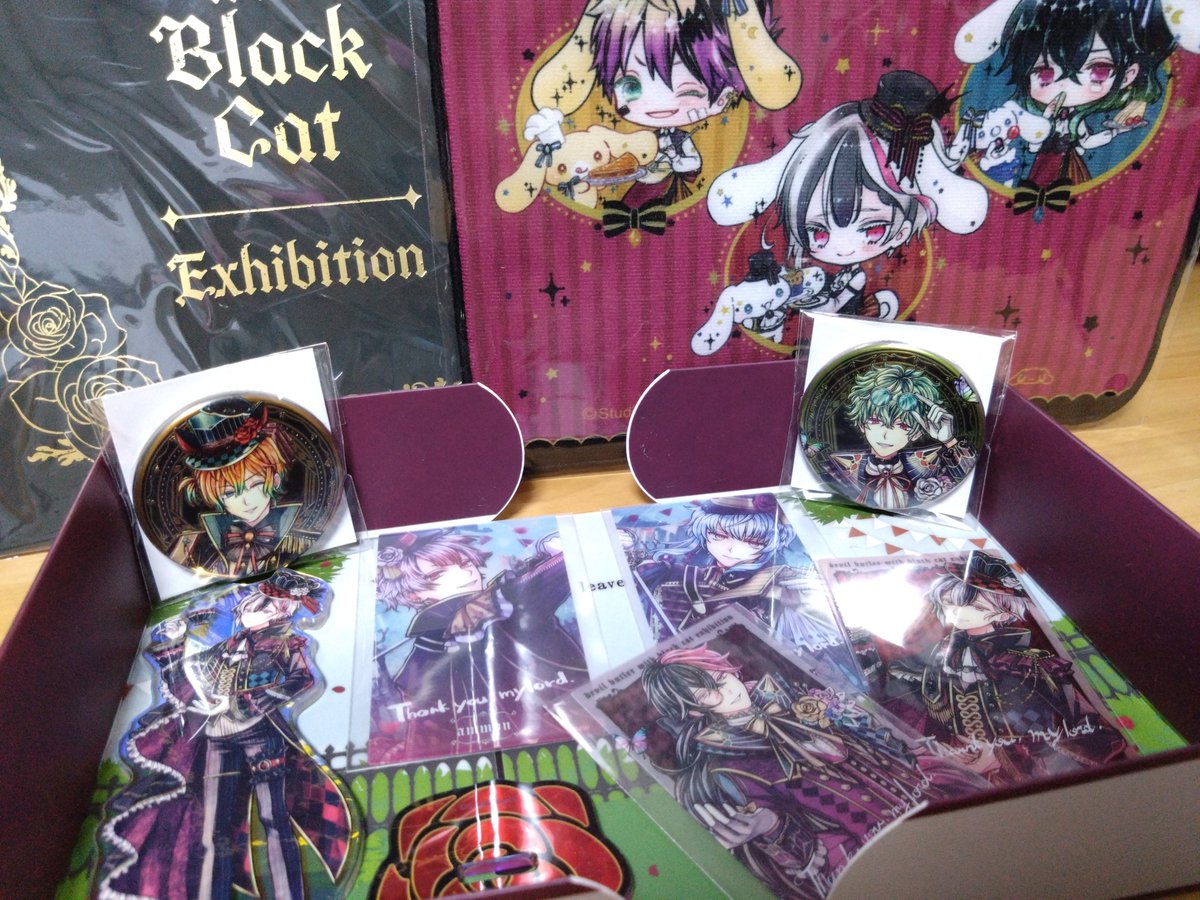 5vpqn7's tweet photo. 先程の続きで数年前にはなりますが、展示会に行ってグッズ買って写真も撮ったりしたで～初めて展示会行ったけど、めちゃ楽しかったしよかったですね😄また機会があれば行きたいな😆グッズ右上は1階組のタオルでこれはアニメイトで買って未だに使ってへんもったいなくて😣もう1枚はショッパーです✨ https://t.co/Efj72mVYkE