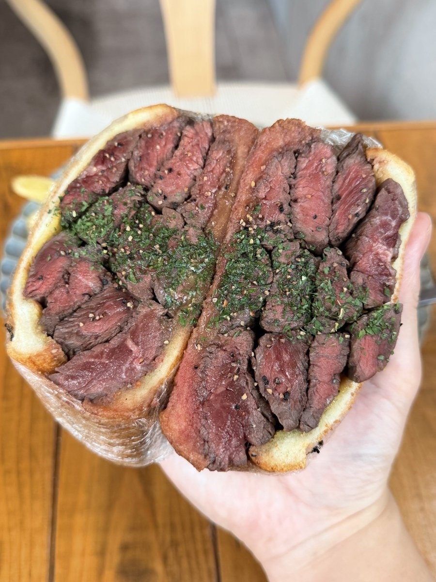 muni_gurume's tweet photo. このサンドは肉好きには反則すぎた…
ジューシーなサガリ肉を300g挟んでいて口いっぱい頬張ると最高。トロトロな半熟オムレツサンドも人気！

📍原宿『CHERMSIDE SANDWICH』 https://t.co/dnJoLrOjav