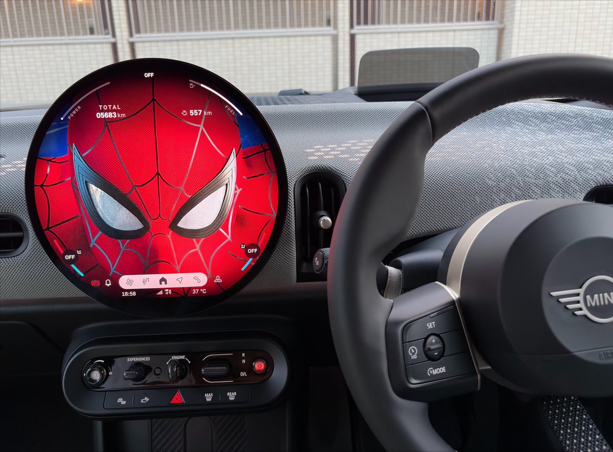 berusia7's tweet photo. 車がスパイダーマンにジャックされた！

#スパイダーマン 
#スパイダーマンの日 https://t.co/kwTrFsNDNJ