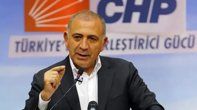 haberfilesi's tweet photo. CHP İstanbul İl Başkanı Gürsel Tekin: 

“16 Ekim’e kadar görevimizin başındayız. 

Ondan sonraki süreçte elbette partimizin genel merkezi istediği iradeyi kullanabilir. 

Bu konuda hiçbir sorun yok. 

Genel merkezimizle ve genel başkanımızla en ufak bir problemimiz bulunmuyor.

Gençlik Kolları ve Kadın Kolları başkanlarımızda olduğu gibi 39 ilçe başkanı arkadaşımızın atamasını yapacağız. 

Atamaların ardından hep birlikte fotoğraf verecek ve yolumuza devam edeceğiz. 

Cumhuriyet Halk Partililik bunu gerektirir. Mücadelemiz sürüyor. 

Herhangi bir sıkıntı ya da sorun yok. 

Sosyal medya ve basın tartışmaya devam edebilir. 

Haberin iyisi kötüsü olmaz. 

Sokaktaki vatandaş bizi çok iyi biliyor.”
