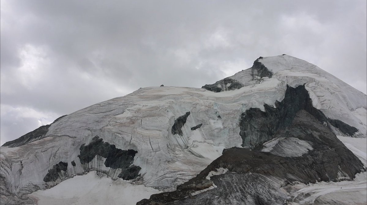 SaastalFotos's tweet photo. 1 August, Bundesfeier in Saas-Fee: high temperatures and a melting glacier.
#saafee #glacier #gletscher #summer #bundesfeier #wallis #valais #switzerland https://t.co/HfYIMa9EfL