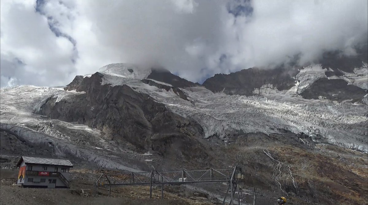SaastalFotos's tweet photo. 1 August, Bundesfeier in Saas-Fee: high temperatures and a melting glacier.
#saafee #glacier #gletscher #summer #bundesfeier #wallis #valais #switzerland https://t.co/HfYIMa9EfL