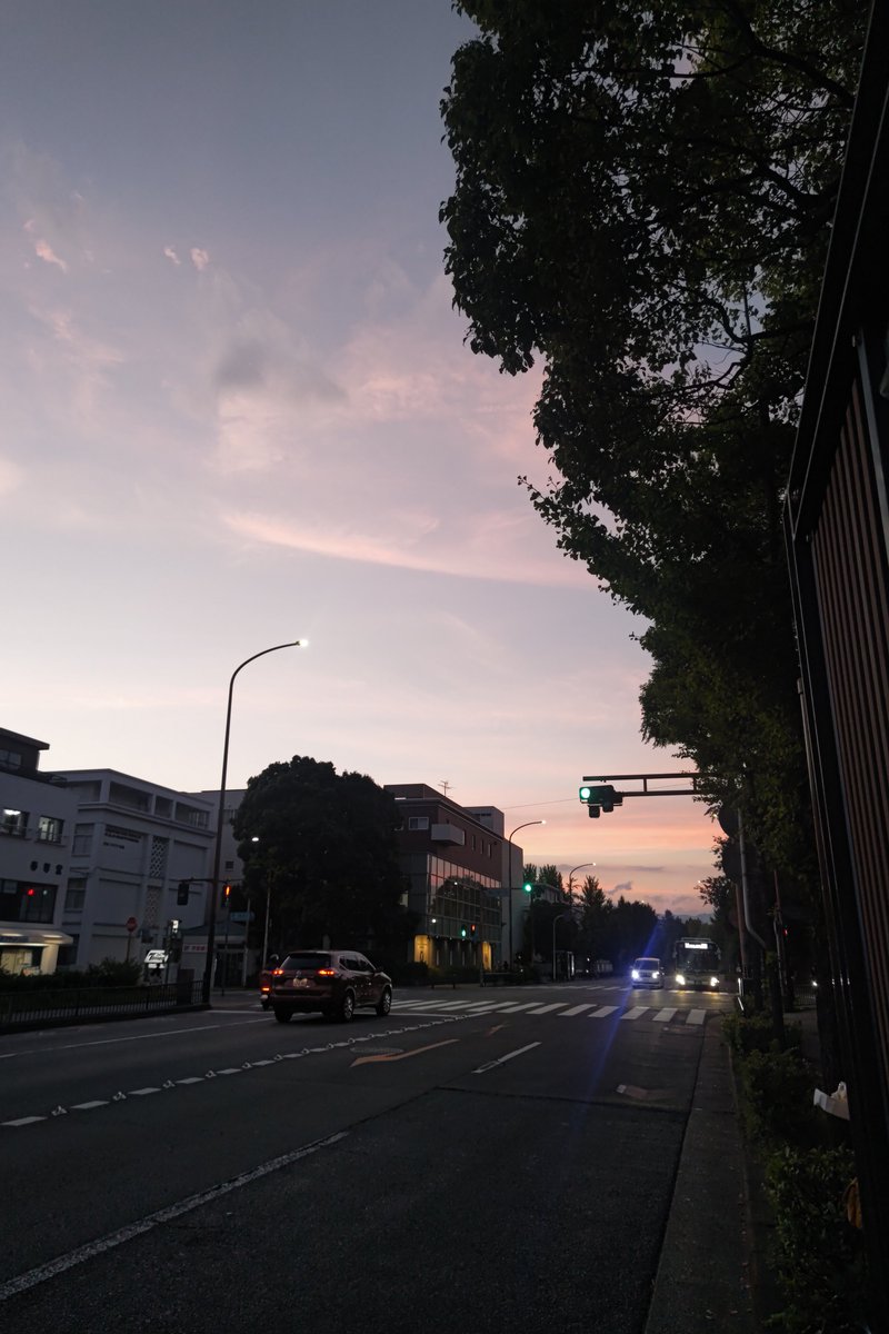 nao0915's tweet photo. お疲れさまです
きれいな夕空ですね
バス待ち中に📷️

久しぶりに土曜アルバイトの本拠地へ
当たり前だけど、怒鳴ったりもの投げたりなんて人はいないので、貴重な心穏やかな日でした😌 https://t.co/v7zfW4uNTb