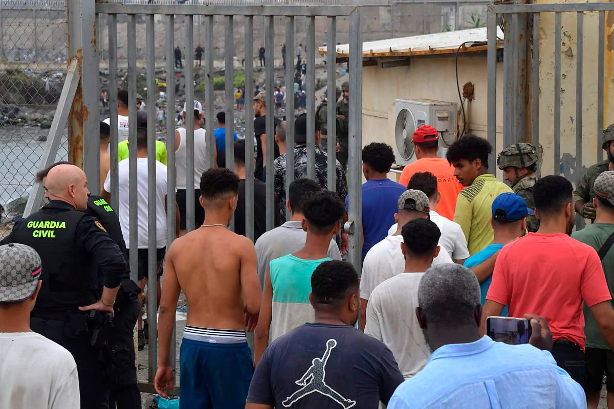 basyazar's tweet photo. Ceuta’ya Fas’tan kaçak olarak geçen 50 bin göçmenin tamamına yakını(%96) Fas’a geri döndü.
Komplocular bir kez daha duvara çarptı. https://t.co/w4Yshp7kHQ