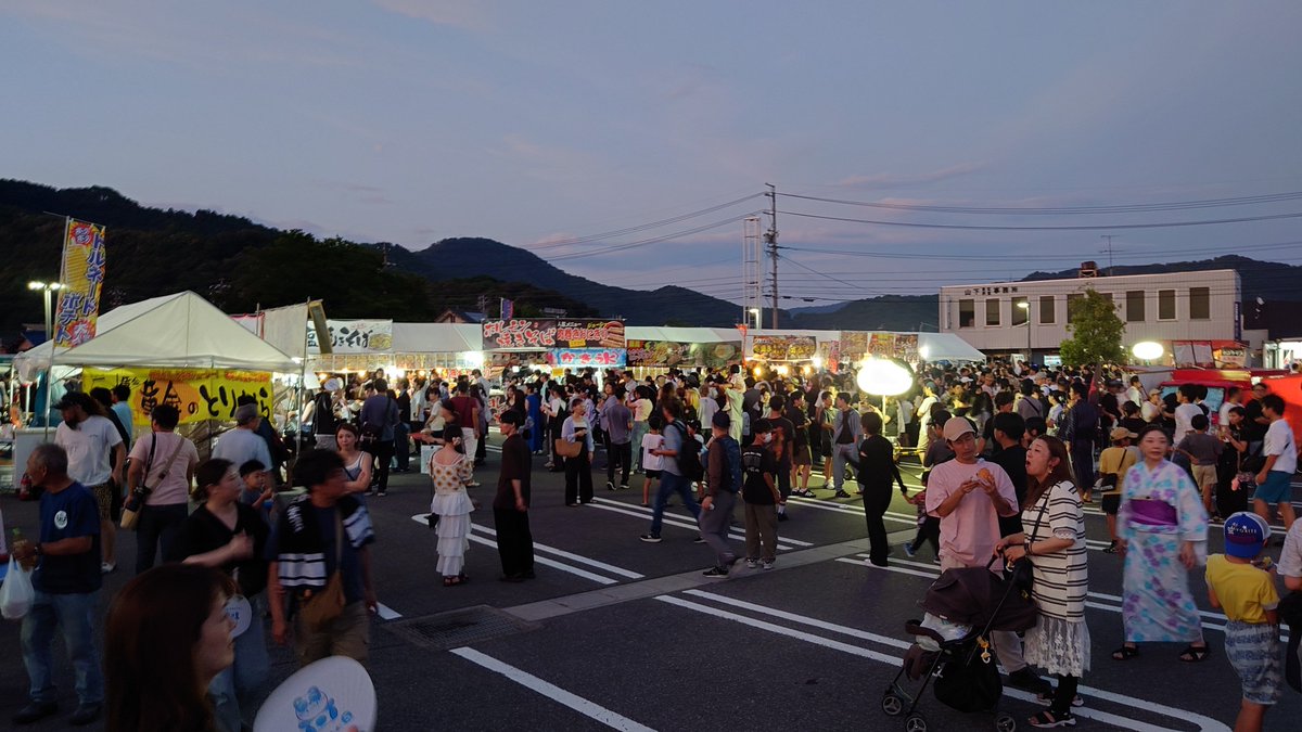 gips_apple's tweet photo. うーん賑やか。普段は静かな町なのに集まるね。てかＣＢＣすげぇ。 https://t.co/TBTS1GIfuy