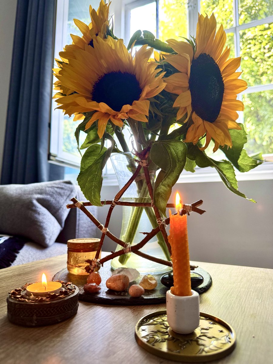 Luotisade_'s tweet photo. Lughnasadh blessings 🌻✨ https://t.co/YhRkIfJg4A