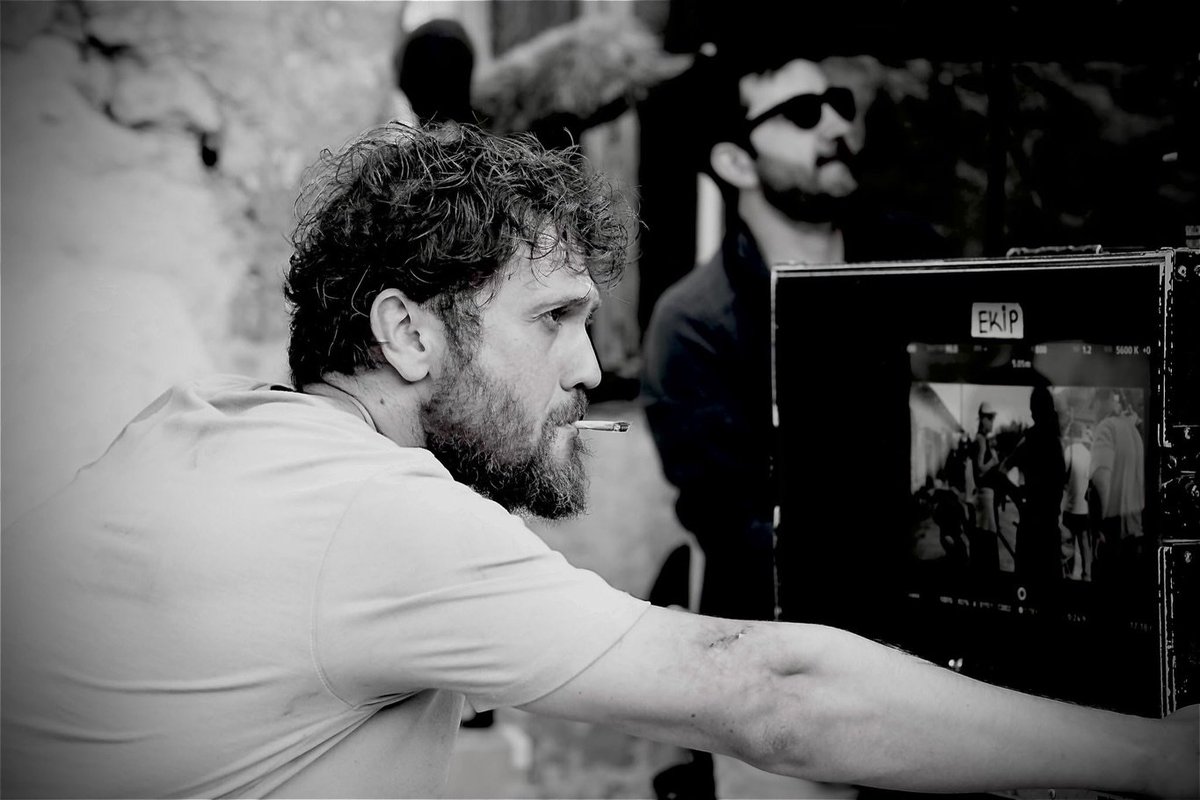 beehaber's tweet photo. Aras Bulut İynemli, yeni dizisi Eve Giden Yol'un setinden fotoğraflar paylaştı. https://t.co/5OFI35qECY